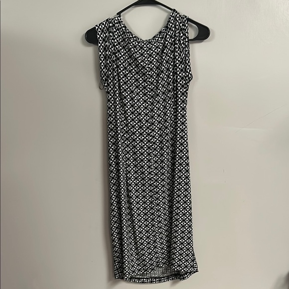 Elegant Black and White Patterned Dress - Picture 5 of 5